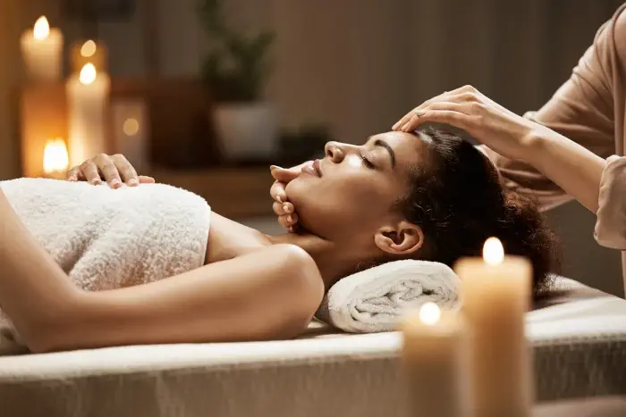 Femme appréciant un massage du visage